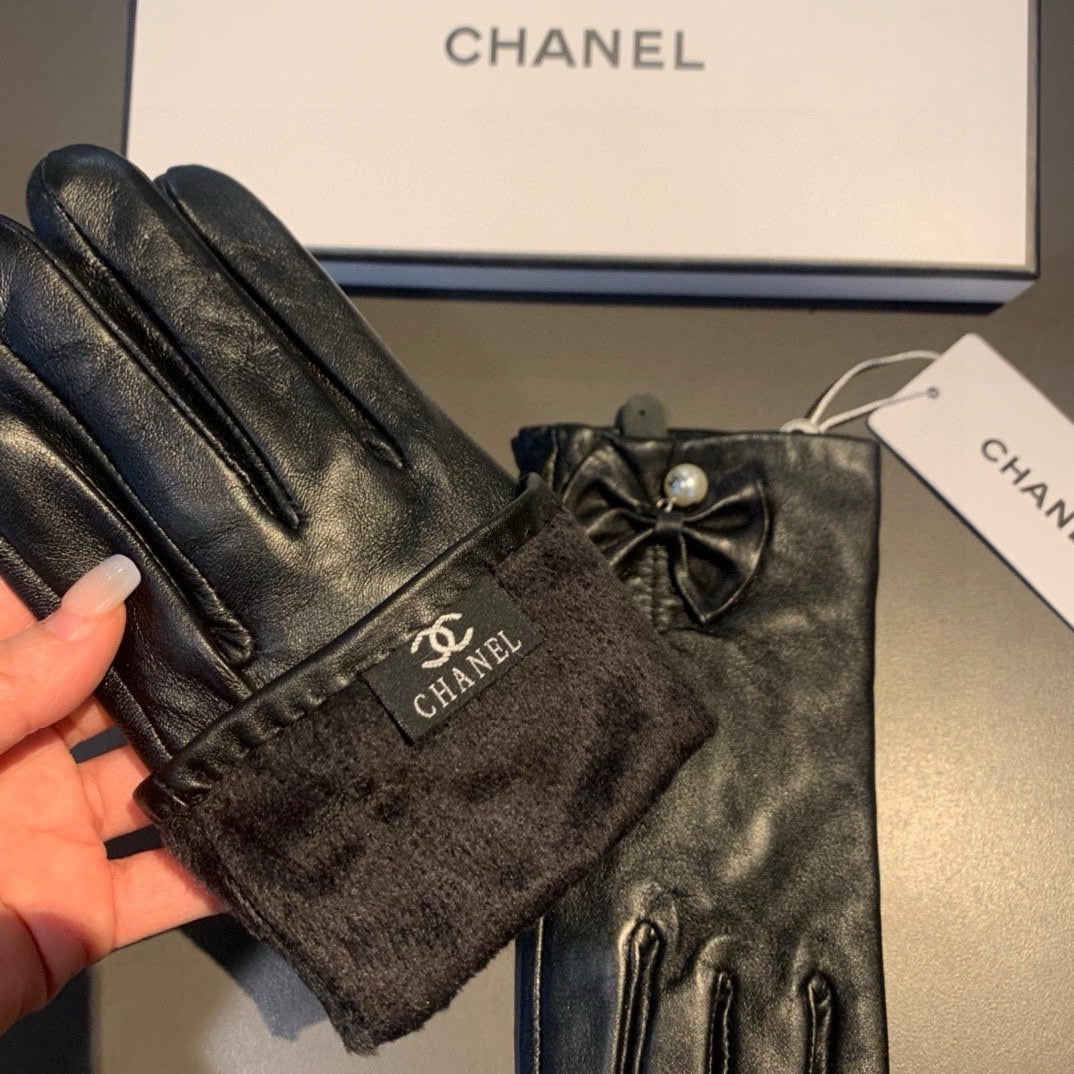 TOUCHSCREEN GLOVES IN BLACK LAMBSKIN WITH GOLD LOGO 462264