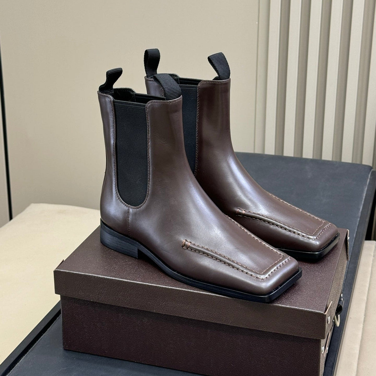 ALAIA 25S SQUARE TOE CHELSEA ANKLE BOOTS SHOES IN BROWN CALFSKIN