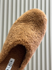 ALAIA 25S SHEARLING COZY SLIPPERS IN CARAMEL