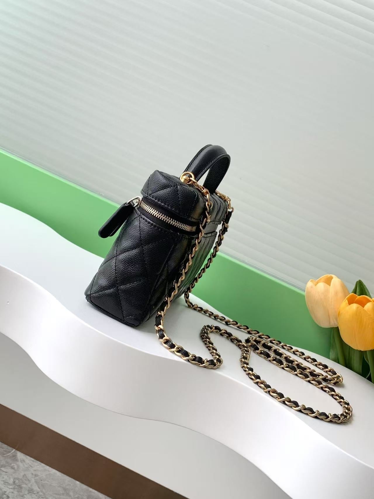 VANITY CASE 19 IN BLACK GRAINED CALFSKIN GOLD HARDWARE