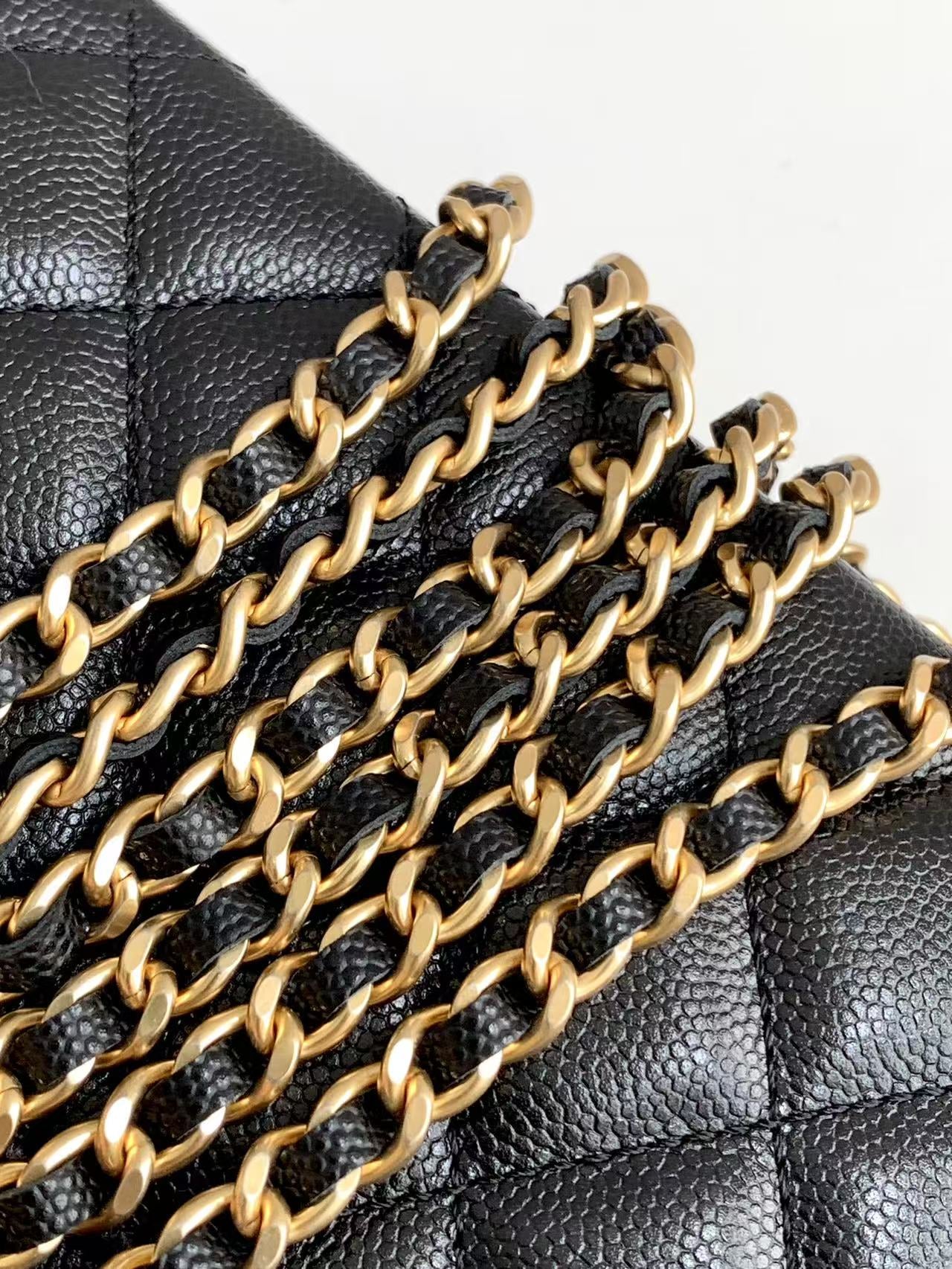 VANITY CASE 19 IN BLACK GRAINED CALFSKIN GOLD HARDWARE