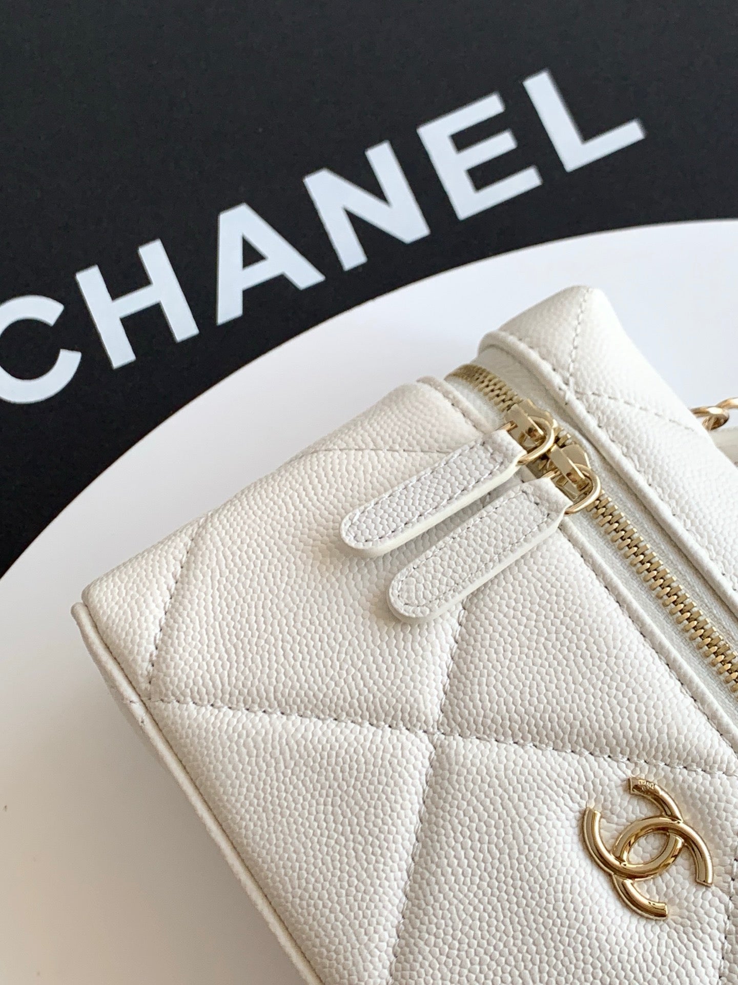 CHANEL 25S VANITY BAG 19.5 CM IN WHITE LAMBSKIN