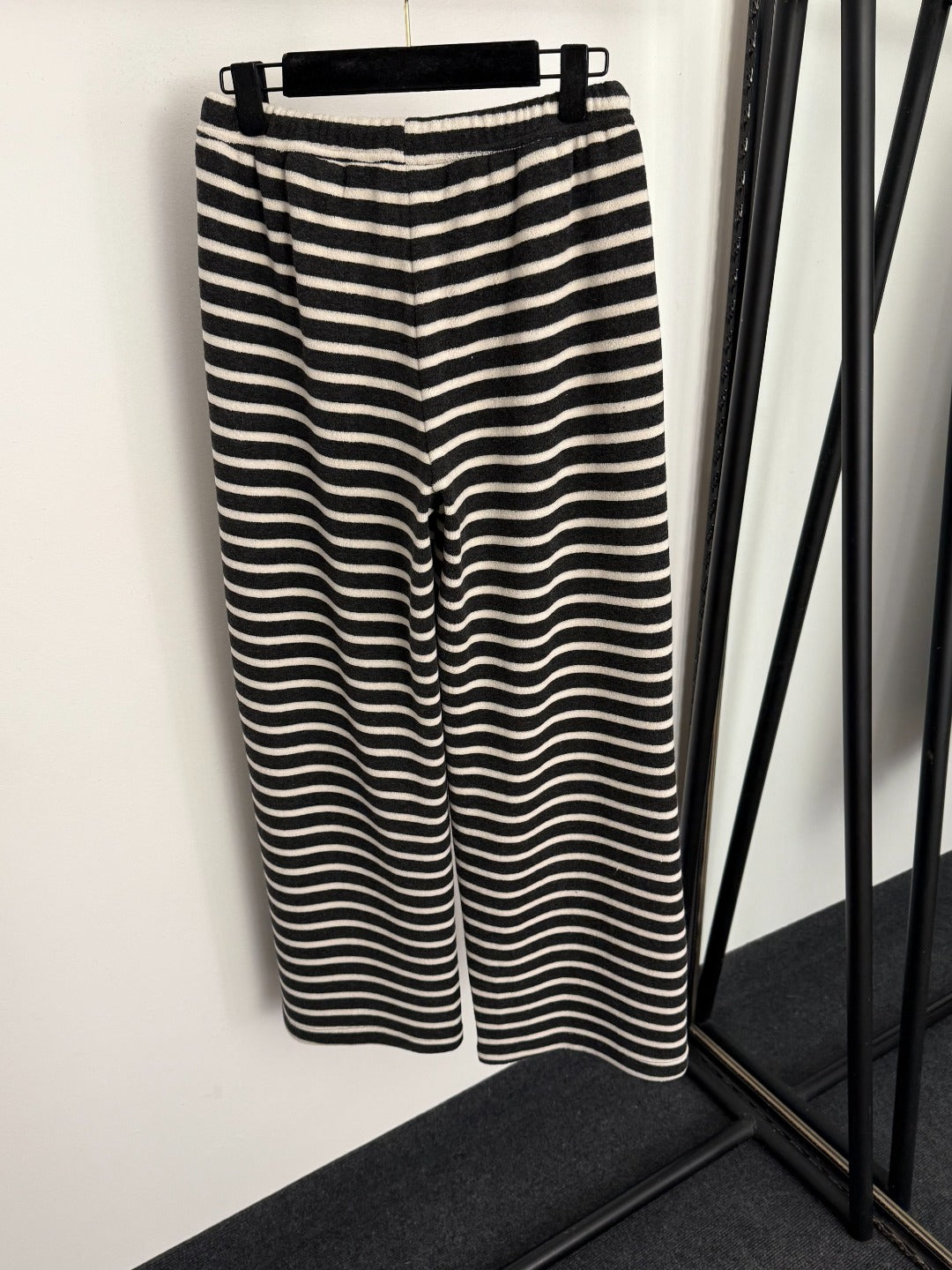 CHANEL 25S STRIPED PANTS 570