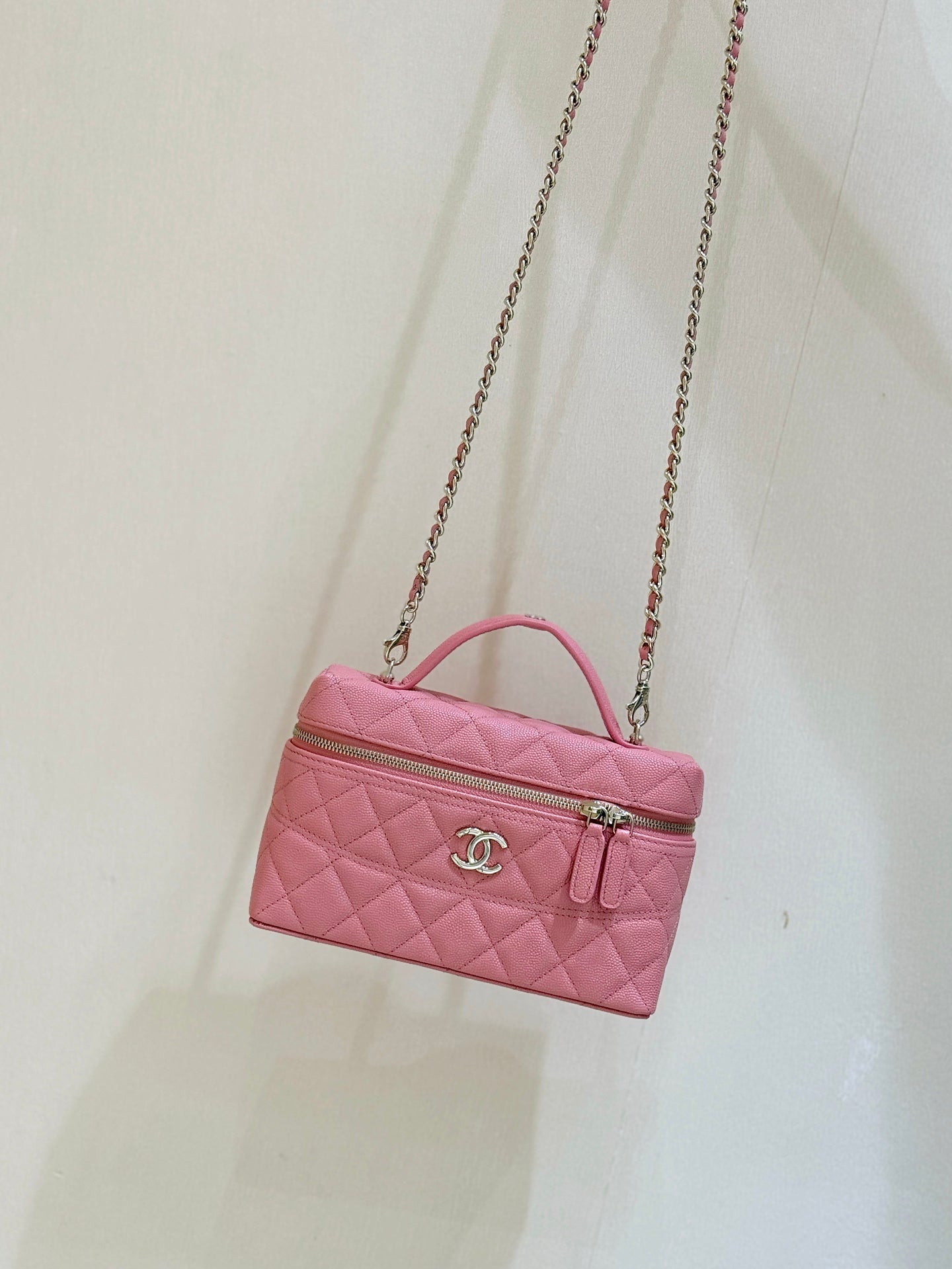 VANITY CASE 19 IN CONTESSA PINK CALFSKIN GOLD-TONE METALLIC