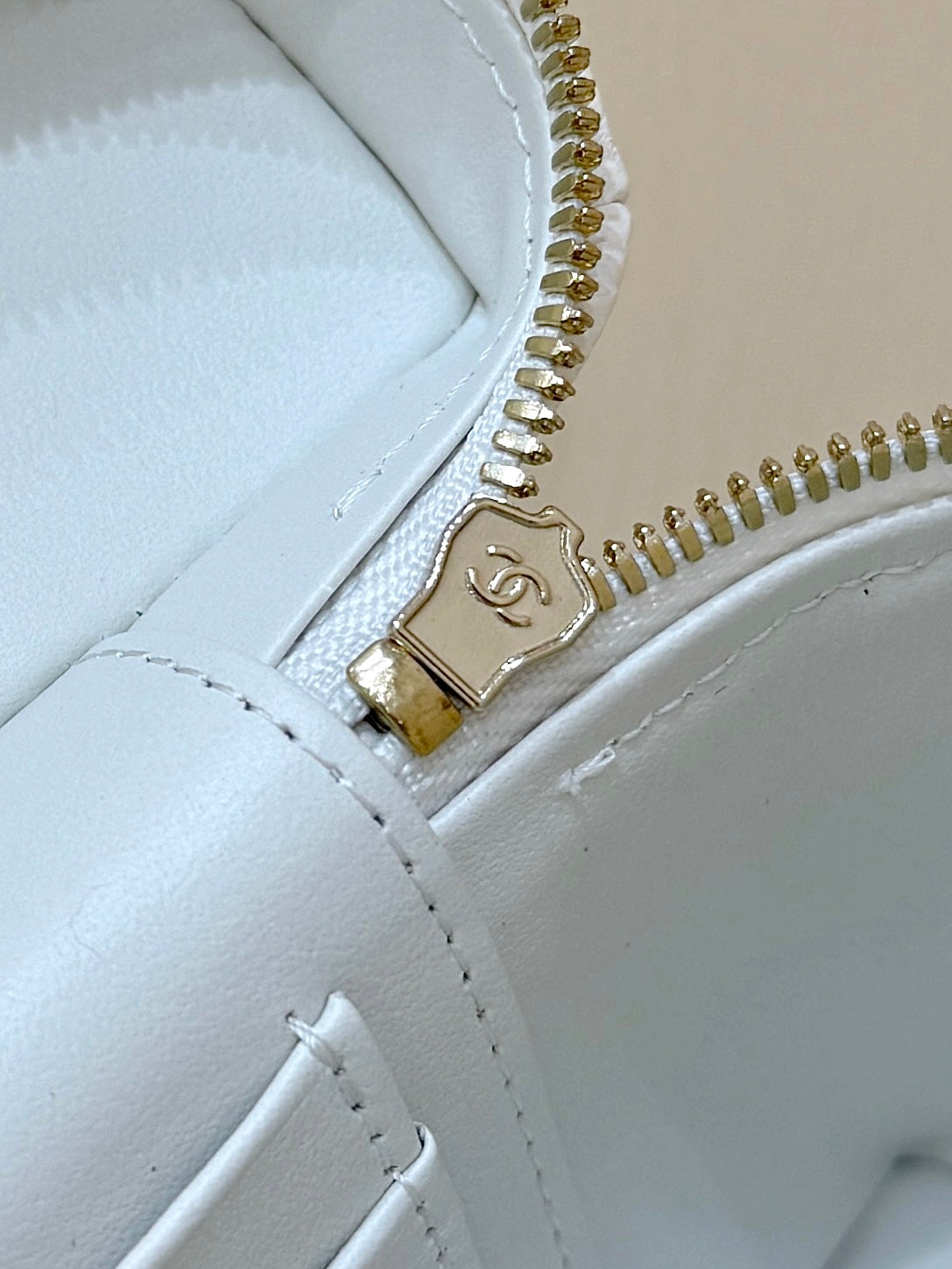 STRASS VANITY QUILTED CASE 19 IN WHITE CALFSKIN WITH GOLD METALLIC