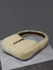 LE 5 À 7 MINI BAG 19 IN CREAM SHEARLING AND BROWN CALFSKIN TRIM