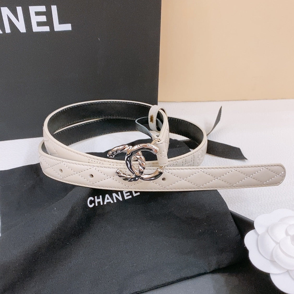 DOUBLE C BELT 20MM IN WHITE CALFSKIN WITH QUILTED STITCHING SPIRAL SILVER BUCKLE