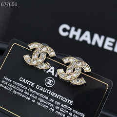 STUD EARRINGS IN GOLD METAL PEARLY WHITE AND CRYSTAL